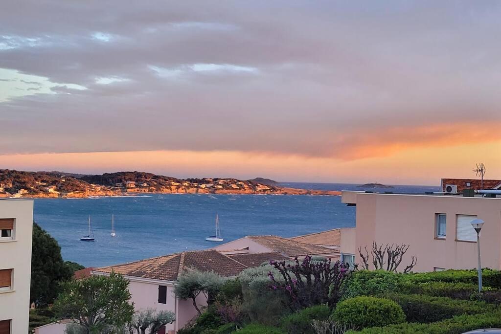 T2 Vue Mer Dans Residence Calme / T2 Sea View In A Quiet Residence Bandol Kültér fotó
